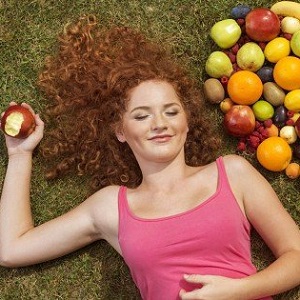 девушка с фруктами